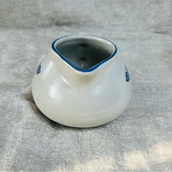 Pfaltzgraff Small cottage Pitcher/Gravy Boat or Creamer Yorktowne Blue Pattern - Picture 2 of 6